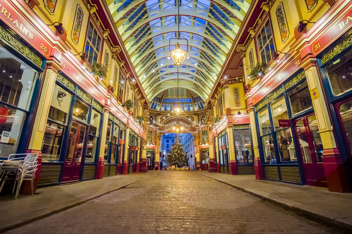 Imagen de un mercado cubierto con techos de cristal y un árbol de Navidad