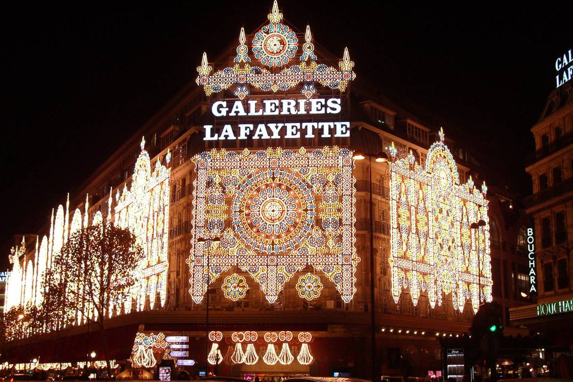 Imagen del exterior del centro comercial Galerías Lafayette de París con luces navideñas