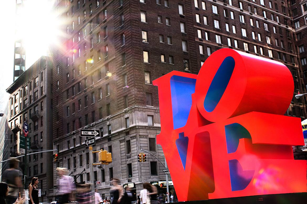 Imagen de la escultura con la palabra “LOVE” en rojo en Manhattan