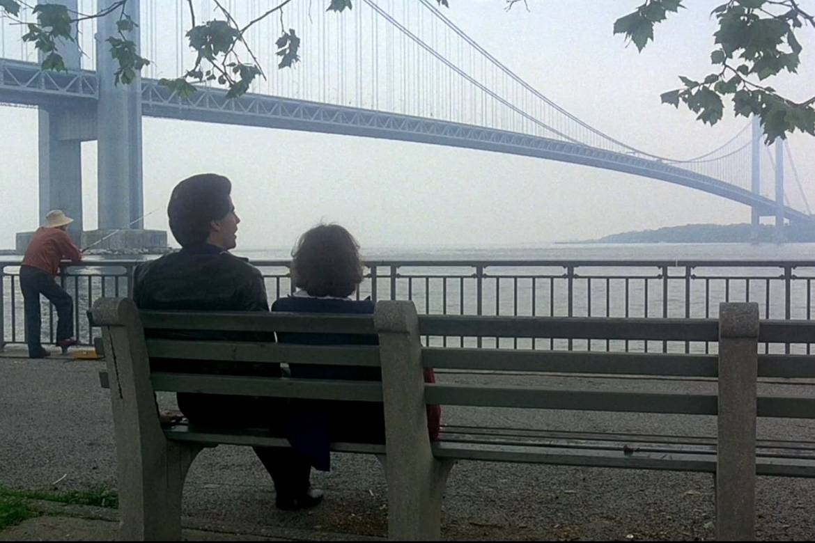Imagen de John Travolta y Karen Gorney frente al Puente Verrazano-Narrows en Fiebre del sábado noche.
