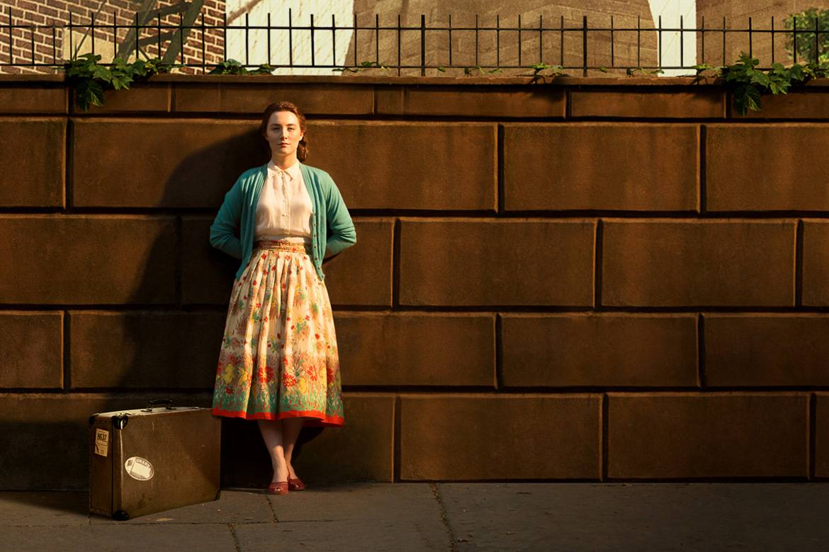 Imagen de Saoirse Ronan frente al Puente de Brooklyn en la película Brooklyn.
