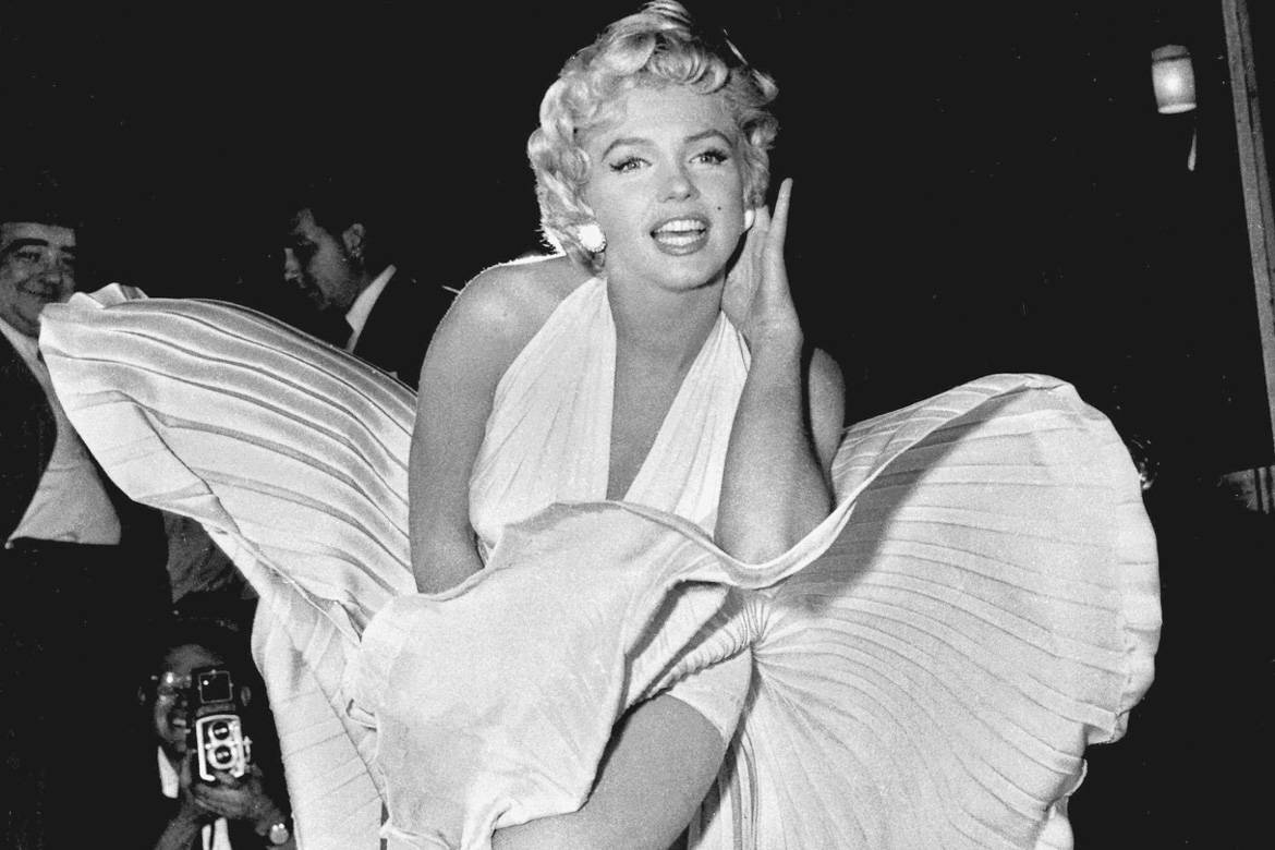 Imagen de la actriz Marilyn Monroe con el vestido blanco de La tentación vive arriba