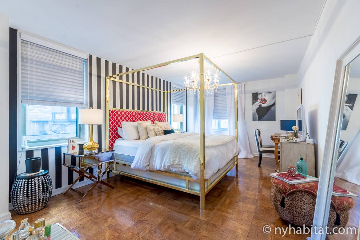 Imagen del dormitorio del NY-17575 con cama de princesa y araña