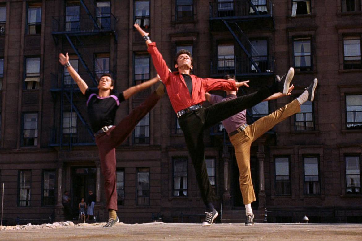 Imagen de los bailarines de la escena inicial de West Side Story (1961) levantando una pierna