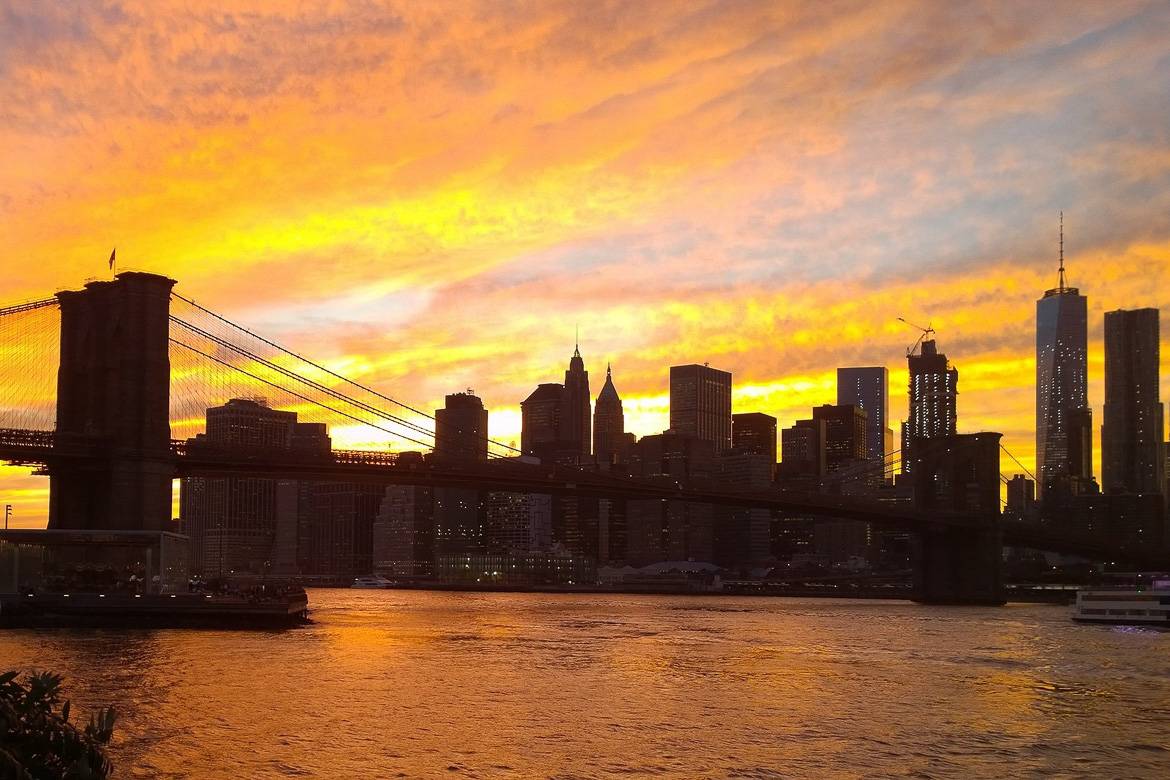 Imagen de la silueta de Manhattan al atardecer desde Brooklyn.