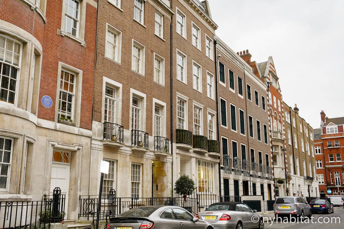 Imagen de una fila de adosados de ladrillo en Marylebone, Londres.