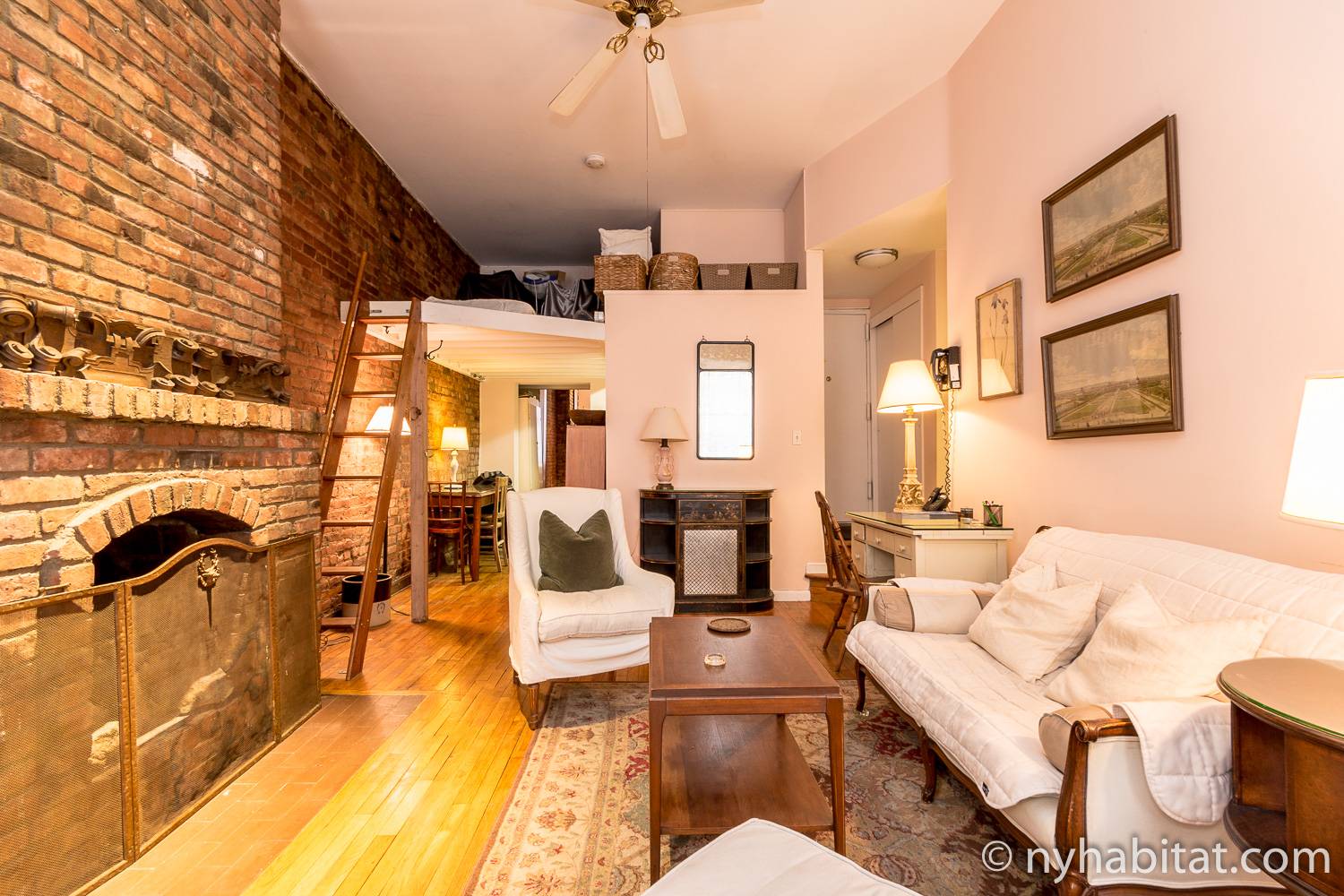 Imagen del salón del NY-12100 con chimenea decorativa, almacenamiento en el altillo y sofá