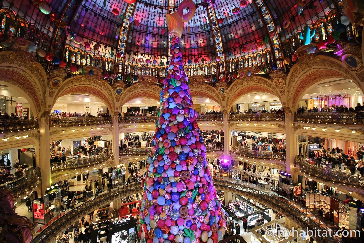 Imagen del interior de Galeries Lafayette de París decorado para la Navidad.