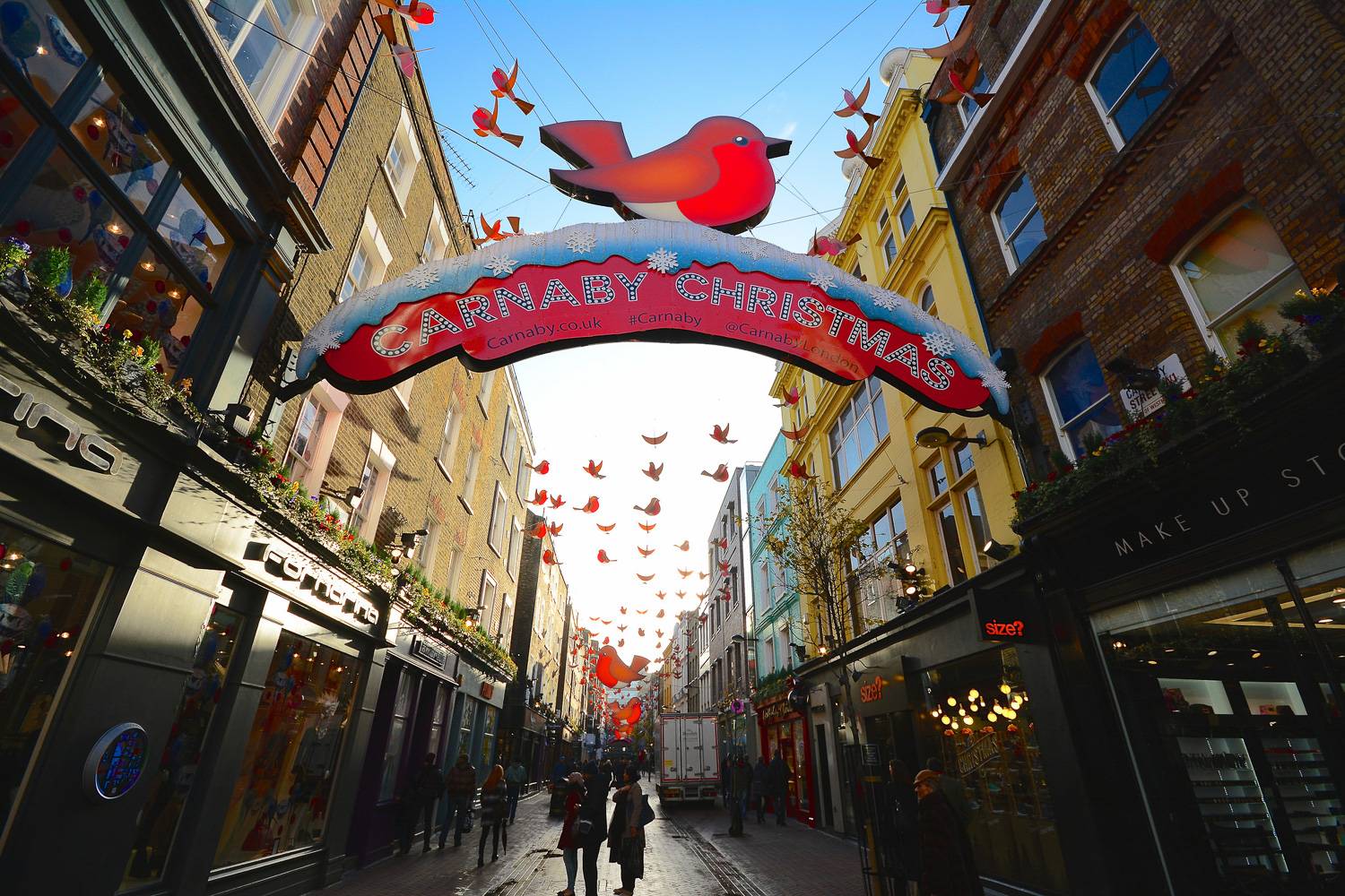 Imagen de Carnaby Street en Londres decorada para la Navidad.