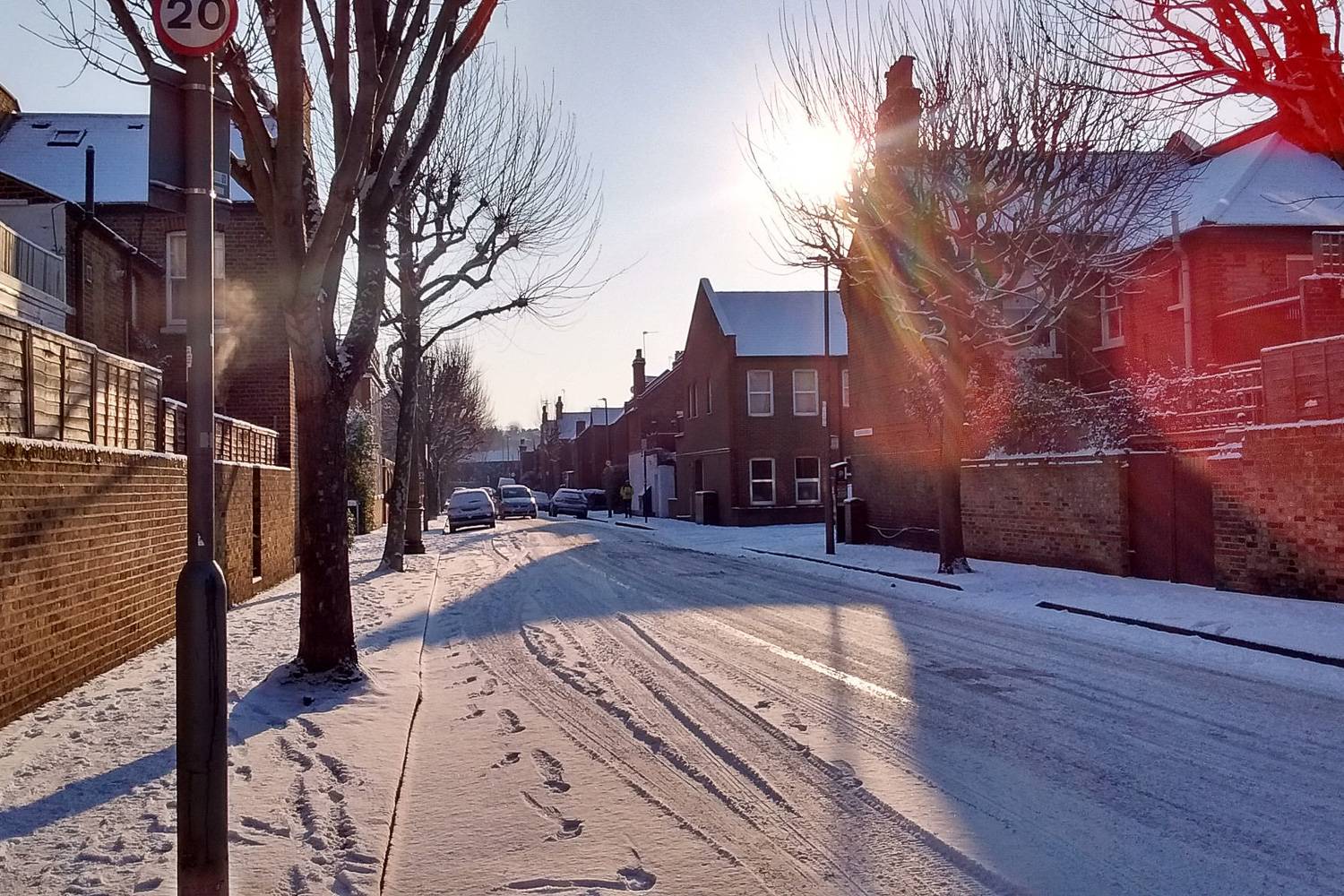 Imagen de una calle residencial de Londres en Clapham tras una nevada.