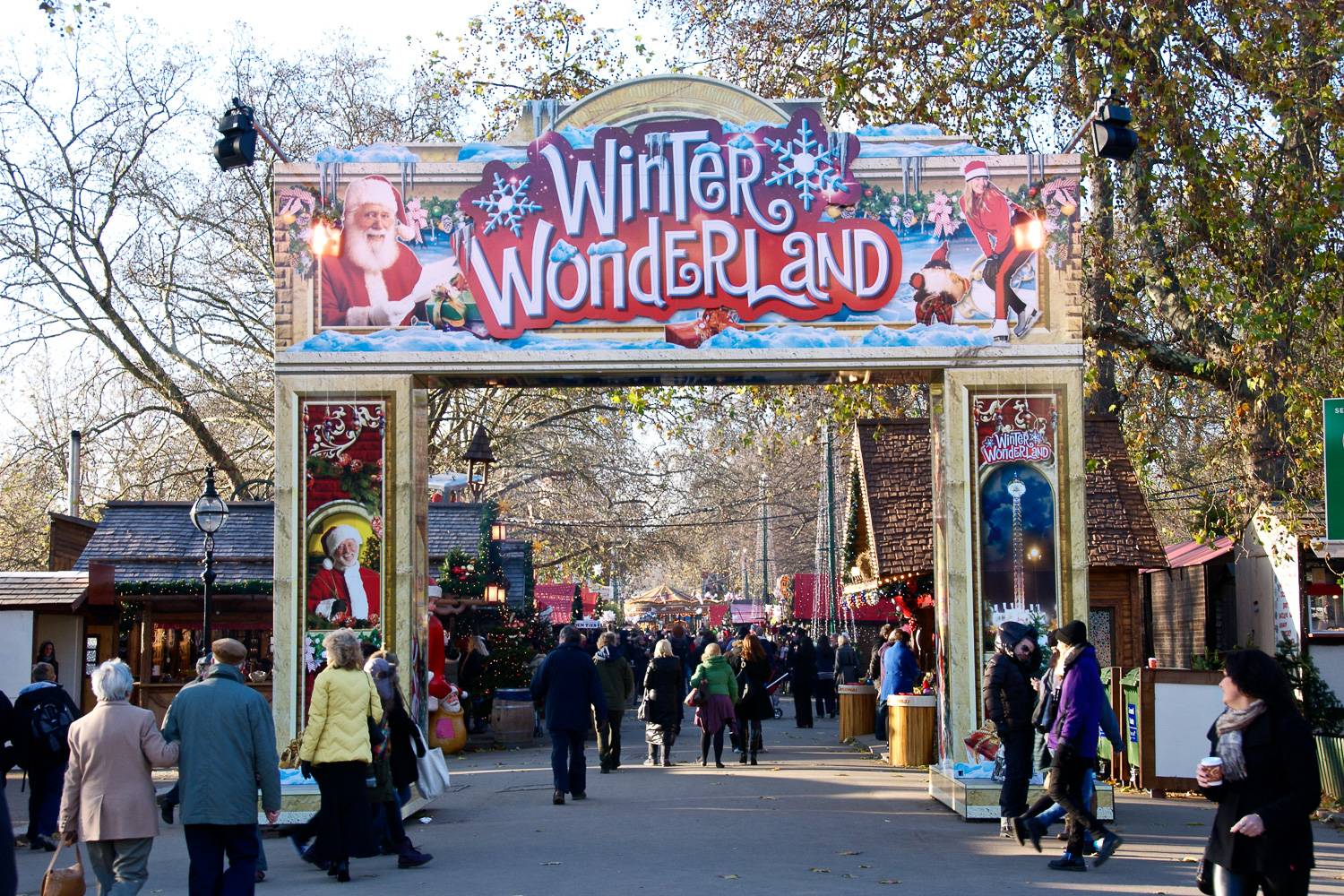 Imagen de las puertas a la feria navideña Hyde Park Winter Wonderland de Londres.