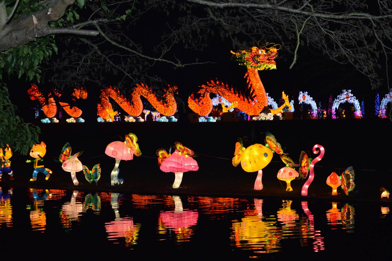 Imagen de farolillos con formas de dragones y setas en el Magical Lantern Festival de los jardines de Chiswick.