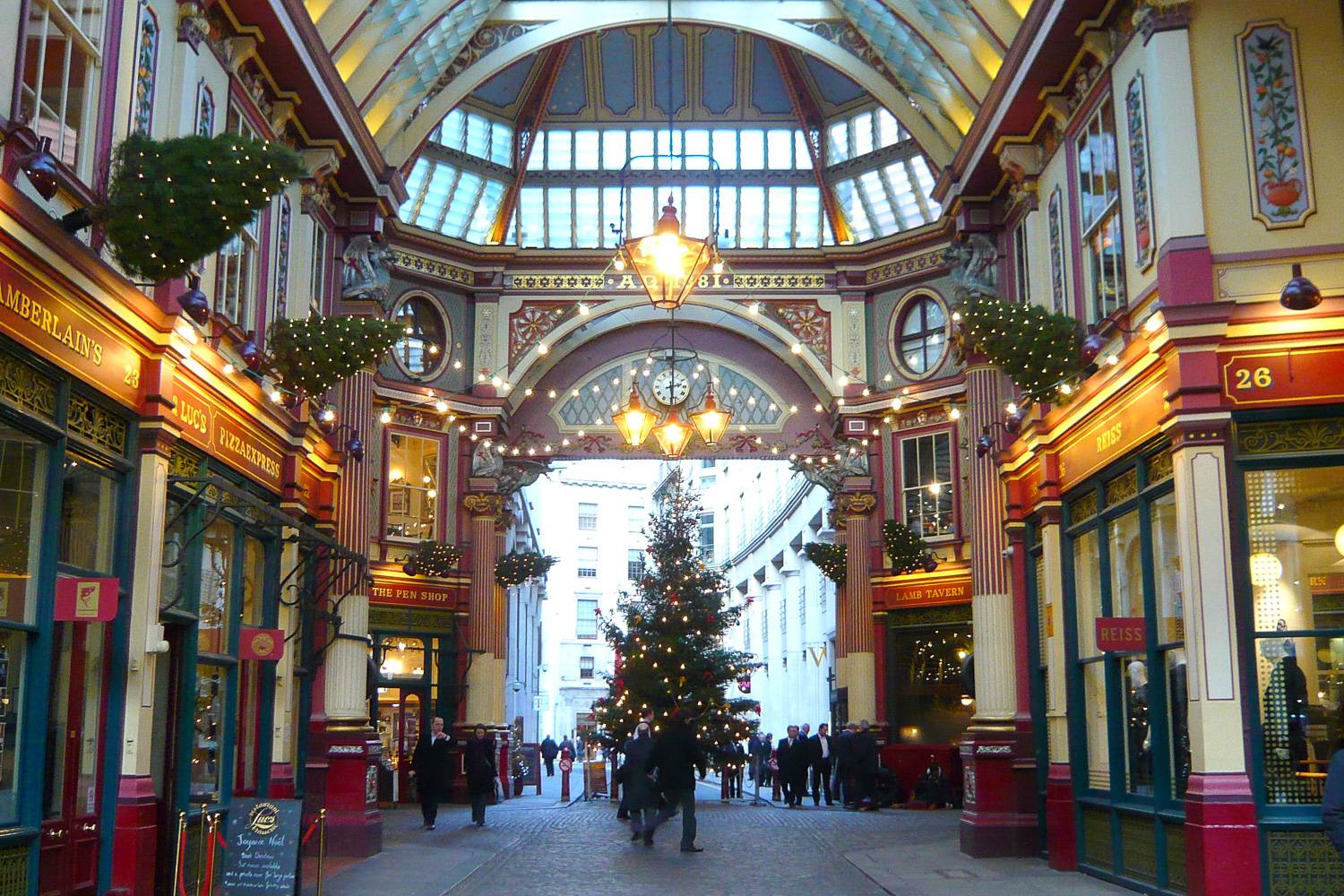 Imagen del Mercado de Leadenhall decorado para la Navidad con luces y árboles de Navidad.