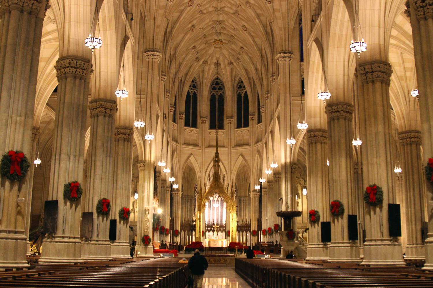 Imagen de la Catedral de San Patricks en la ciudad de Nueva York, decorada con coronas de flores para la Navidad.