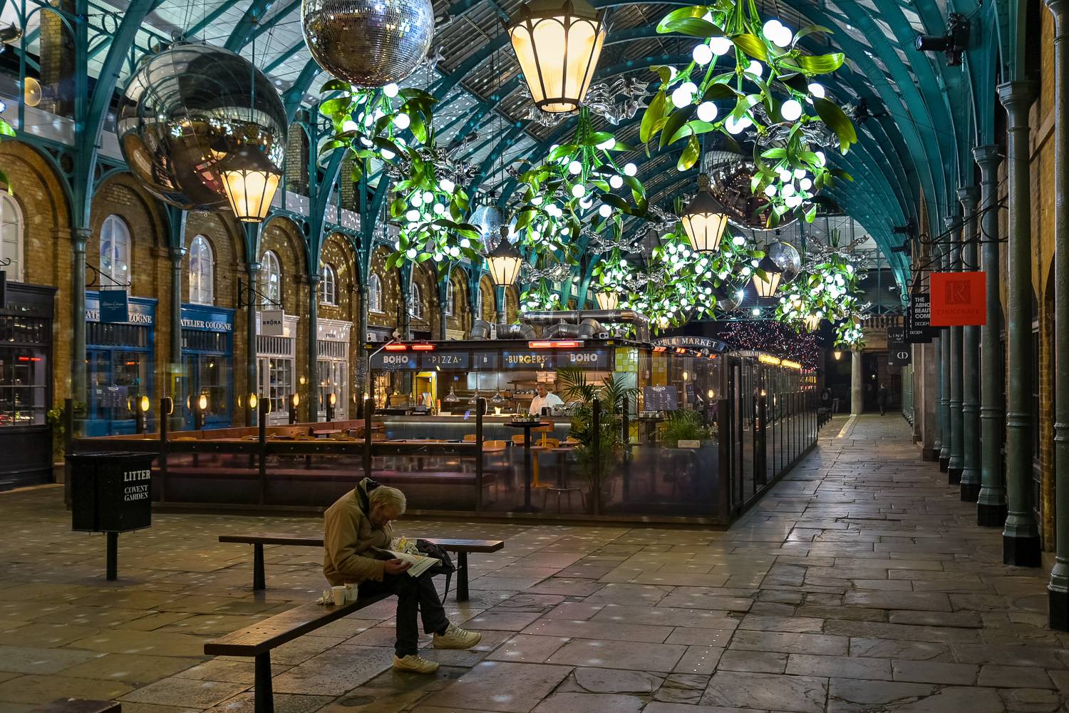 Imagen del mercado de Covent Garden decorada para las fiestas con ramos de muérdago.