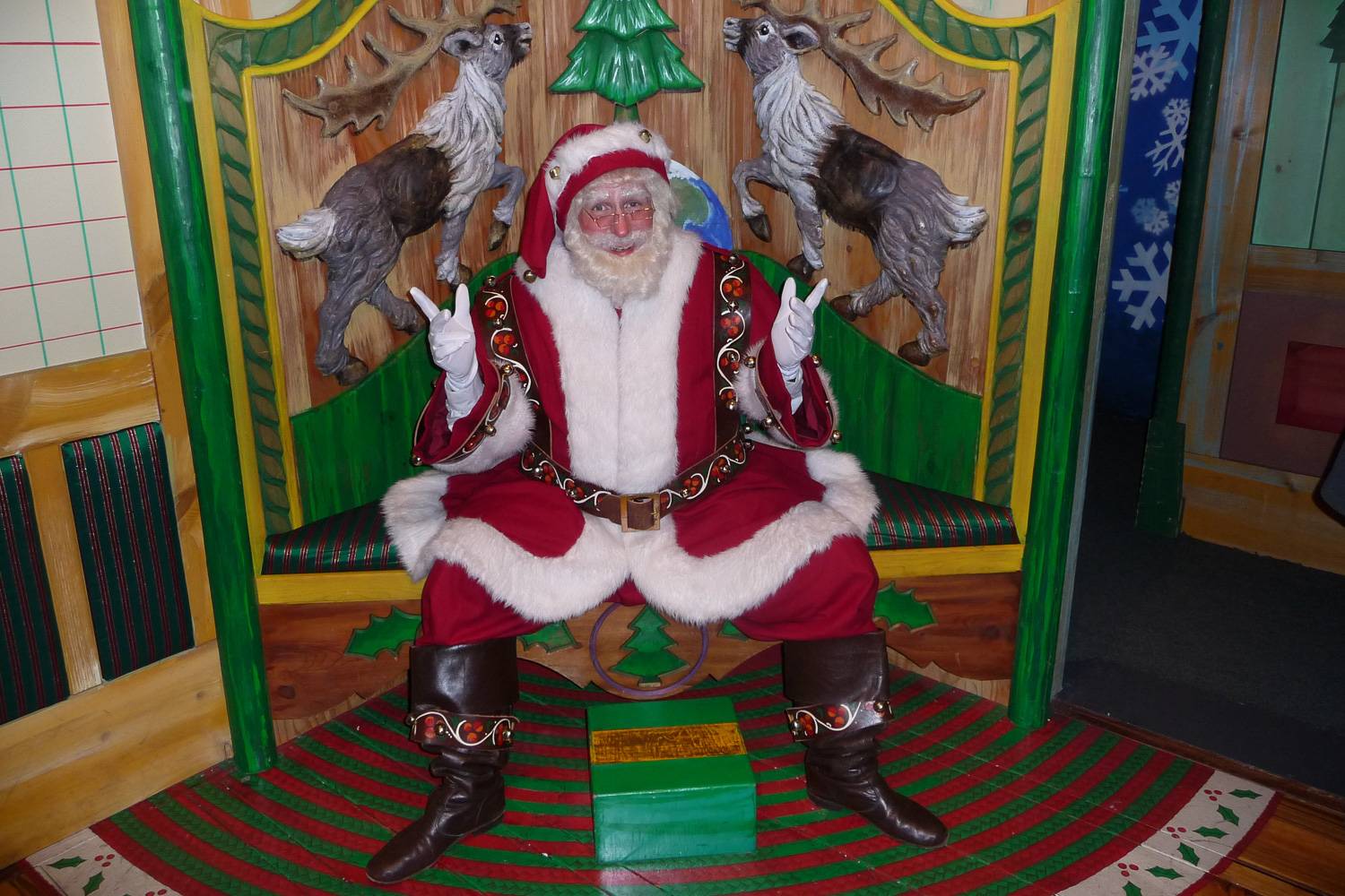 Imagen de Santa Claus esperando para recibir a los visitantes de la tienda principal de Macy en Herald Square, Nueva York.