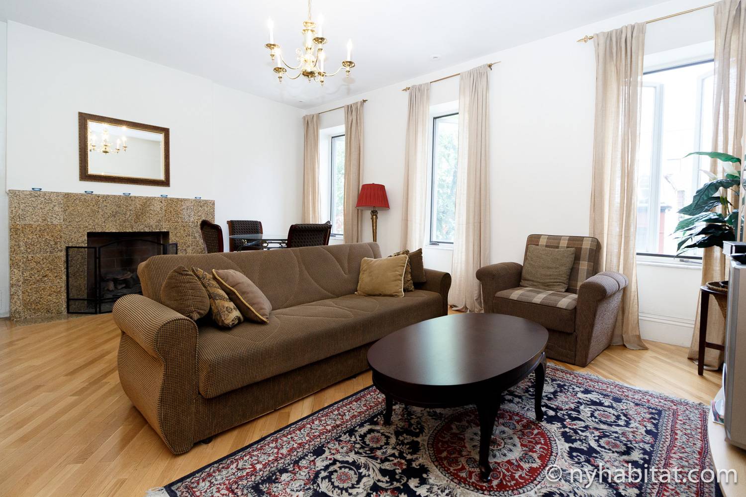 Imagen de la sala de estar en NY-12256 con sofá, mesa de centro y chimenea.