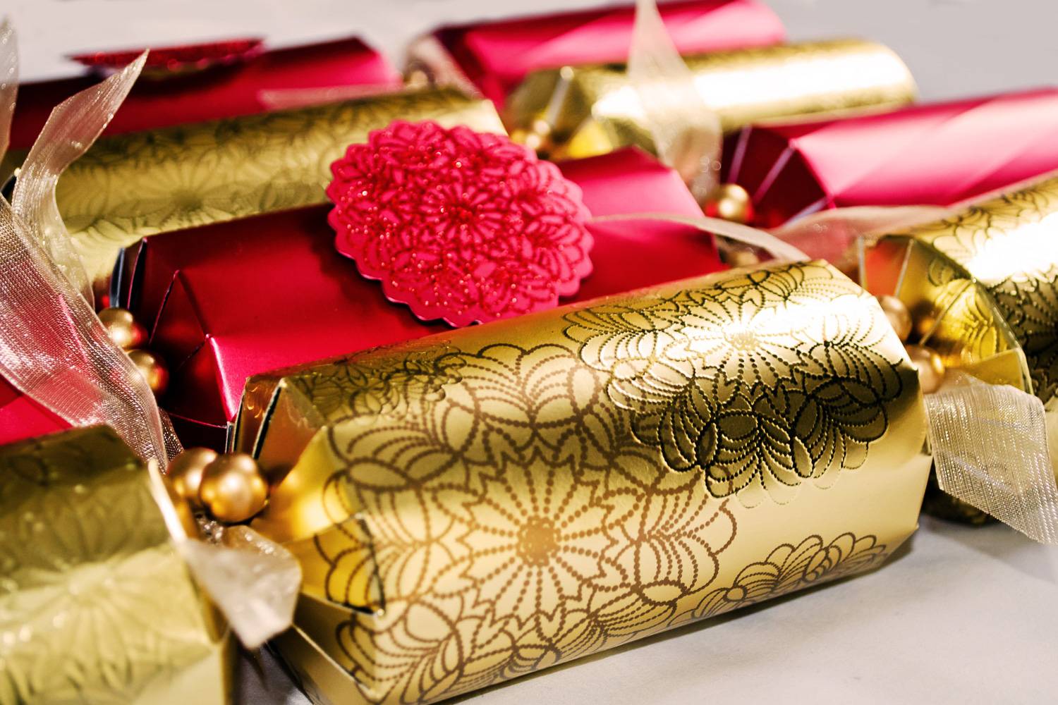 Imagen de galletas de Navidad inglesas rojas y doradas.