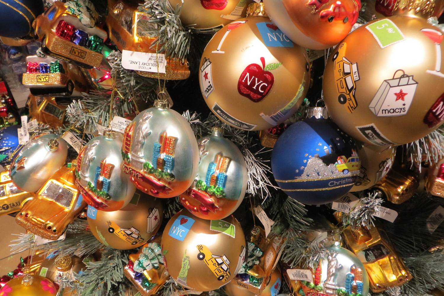 Imagen de primer plano de un árbol de Navidad con adornos navideños temáticos de la ciudad de Nueva York.