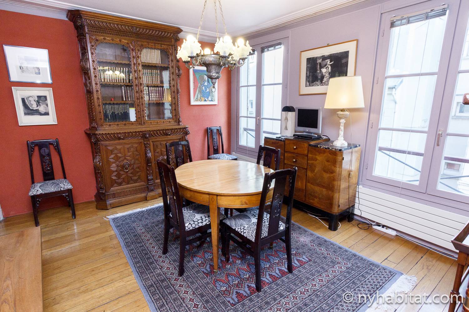 Imagen del área de comedor de PA-3968 con mesa, sillas y muebles de estilo antiguo.