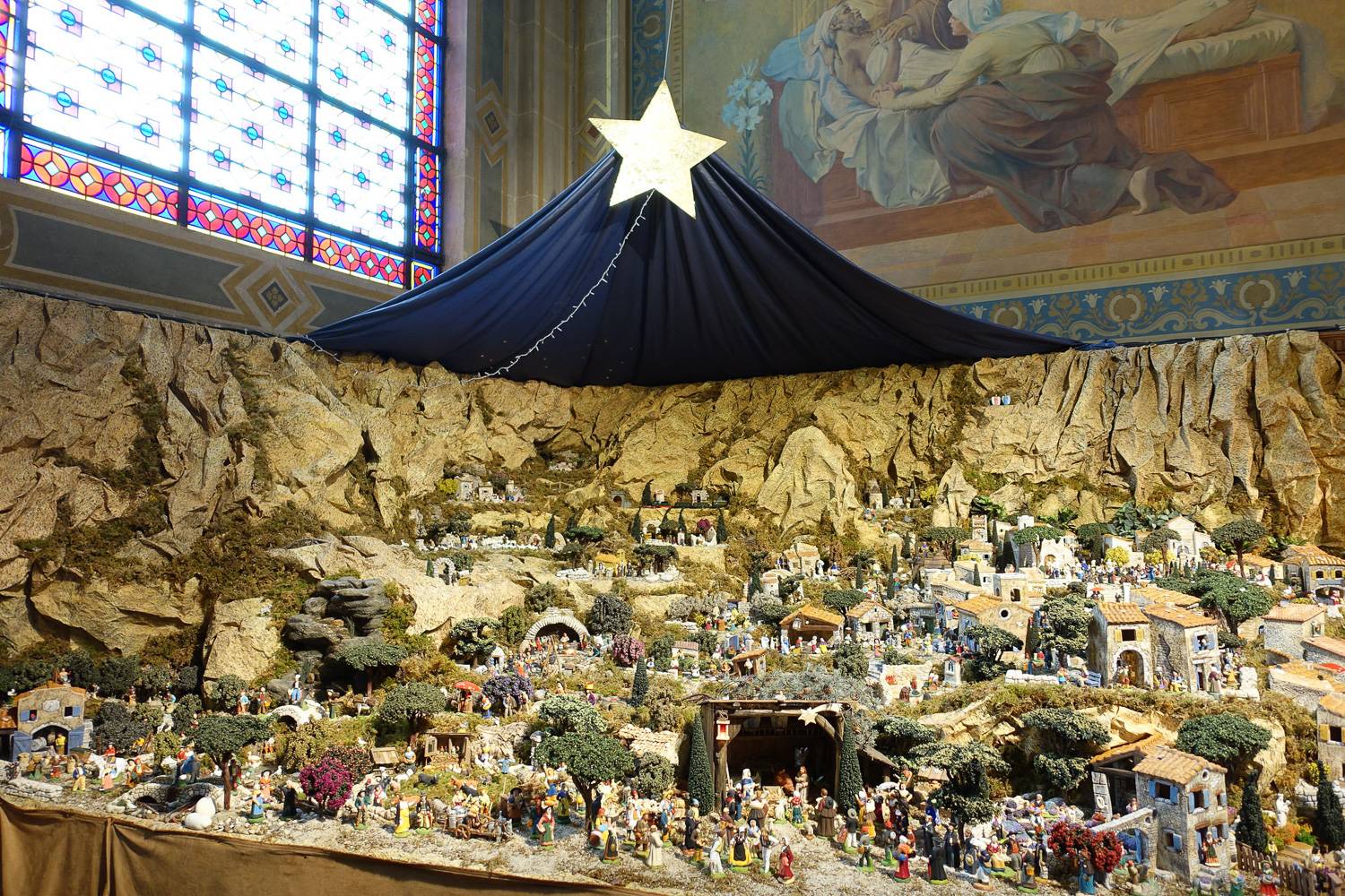 Imagen de una belén tradicional en una catedral de París.