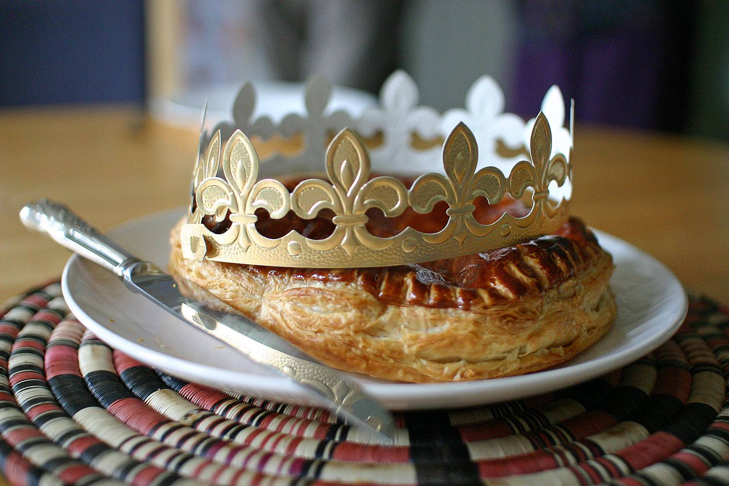 Imagen de la torta de galette des rois con corona de papel.
