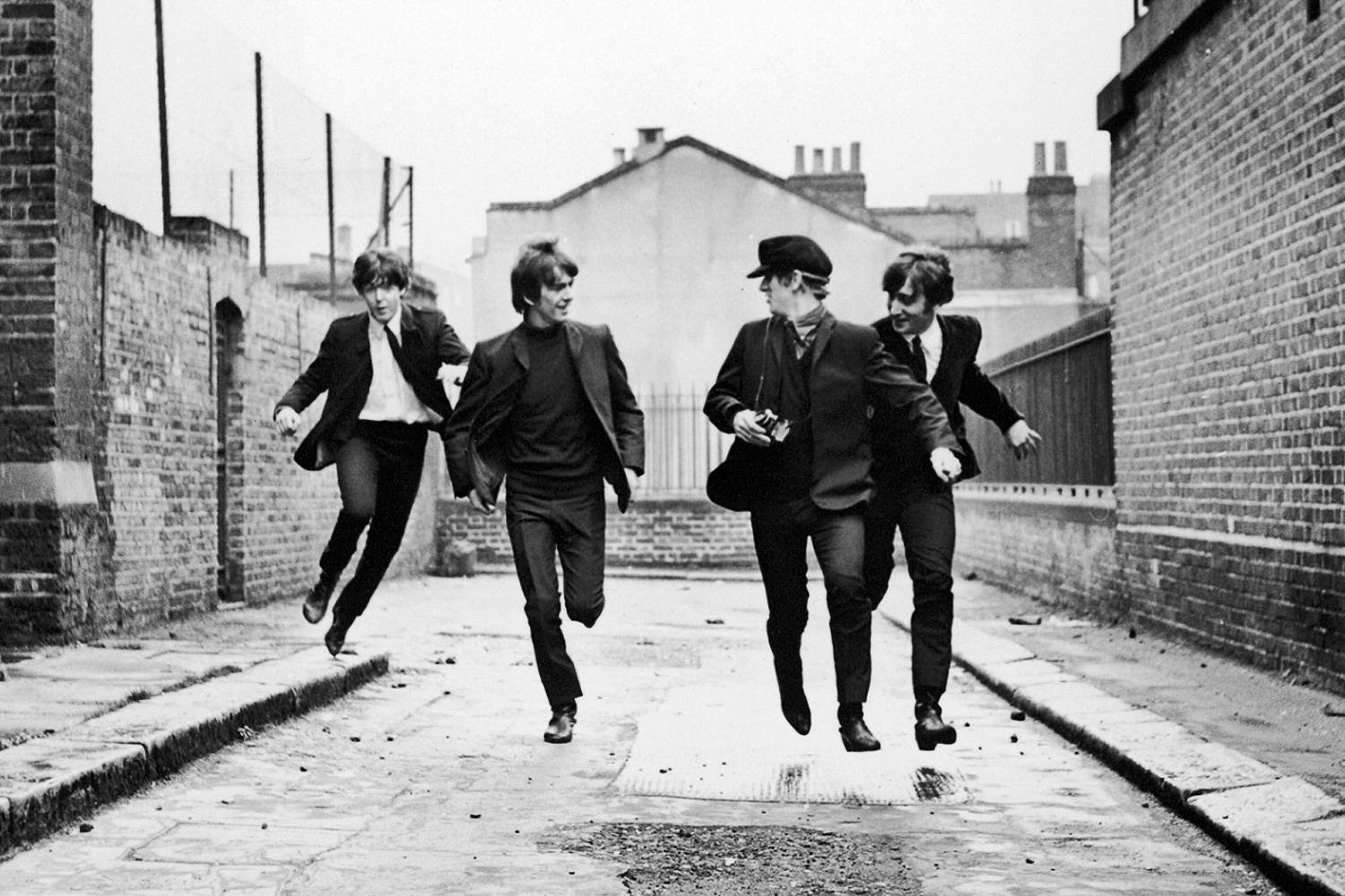 Imagen de los Beatles corriendo por un callejón de Notting Hill en la película ¡Qué noche la de aquel día!