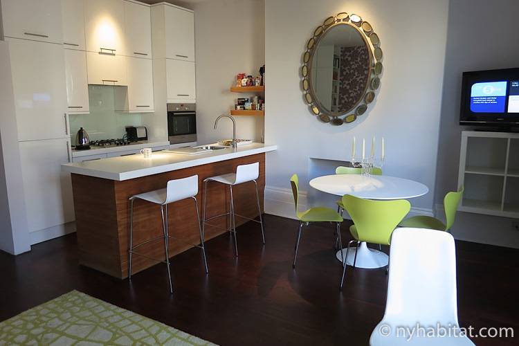 Imagen del salón del LN-1177 con mesa de comedor, sillas y una isla de cocina.