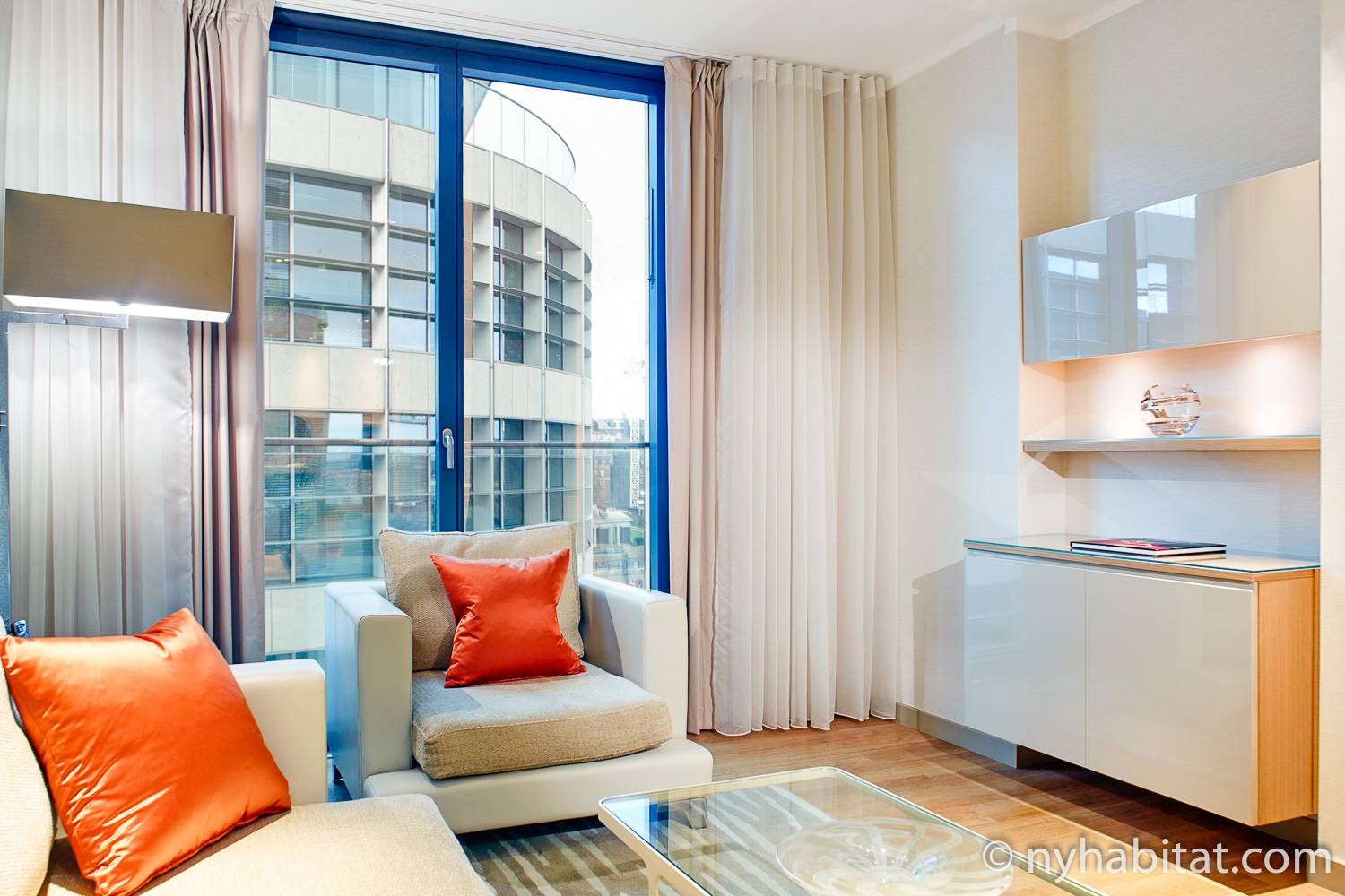 Imagen del salón del LN-1498 con sillones y una ventana.