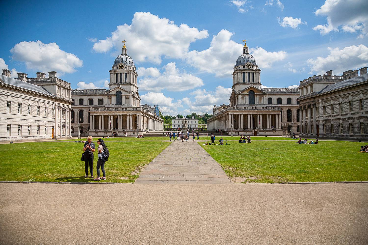 Imagen del patio del Old Royal Naval College de Londres en un día soleado.