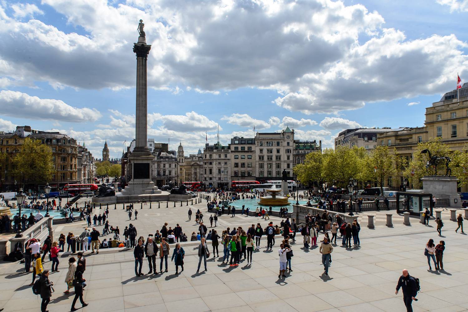 Imagen de Trafalgar Square en un día soleado en Londres.