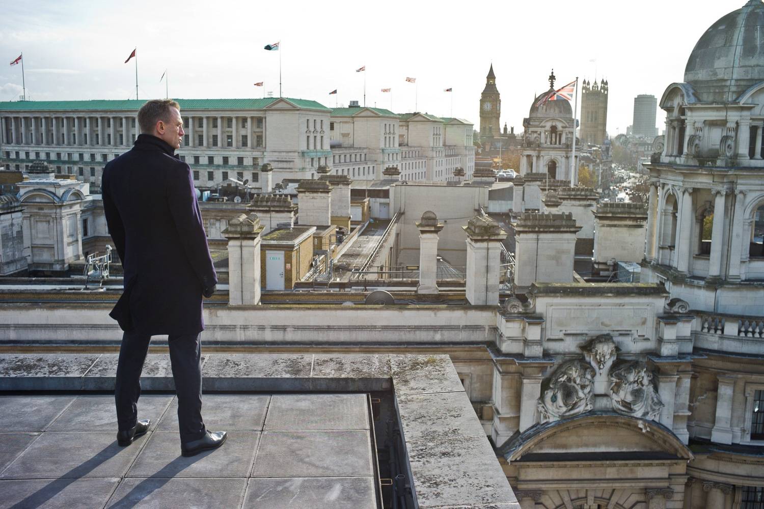 Imagen del actor Daniel Craig interpretando a James Bond y mirando el horizonte de Londres en la película Skyfall.