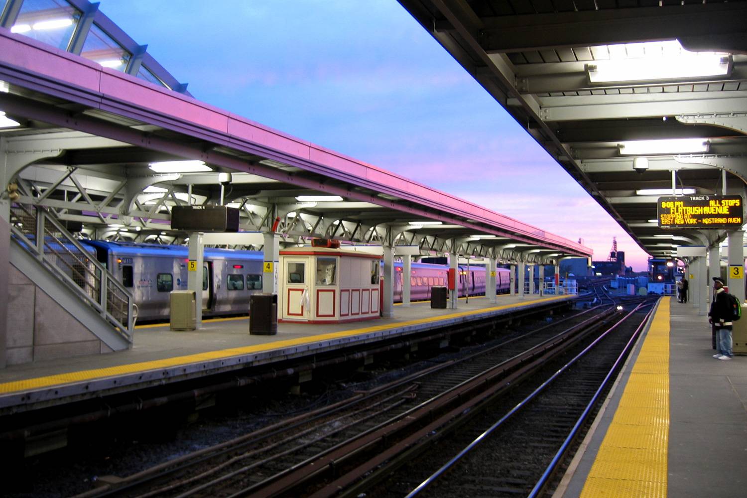 Imagen de personas que esperan en la plataforma del tren de Long Island Rail Road en Jamaica Station en Queens.
