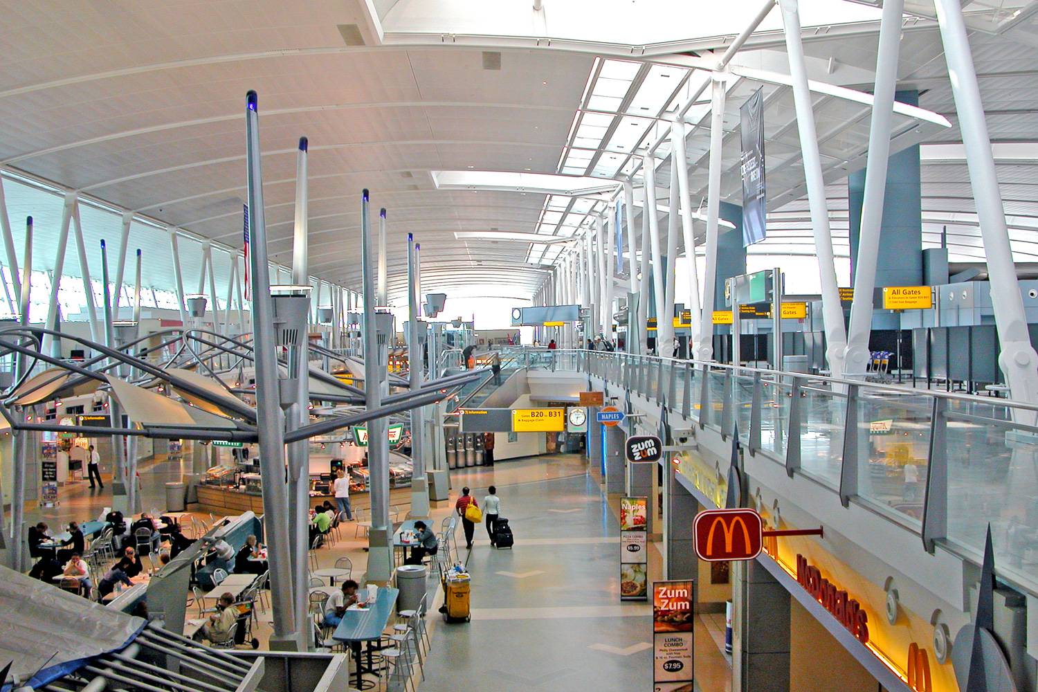 Imagen del interior de una de las terminales del Aeropuerto JFK con restaurantes de comida rápida.