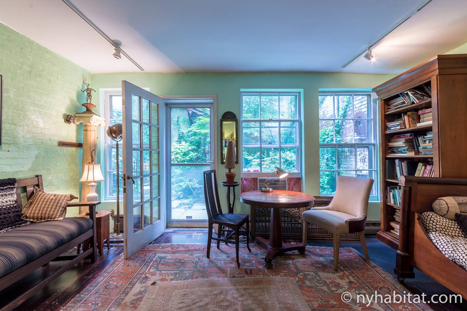 Imagen del salon del NY-15343 con mesa, sillas, estantería y sofás.