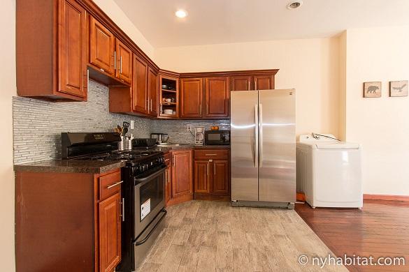 Imagen de la cocina con horno y frigorífico de acero inoxidable en el NY-17086