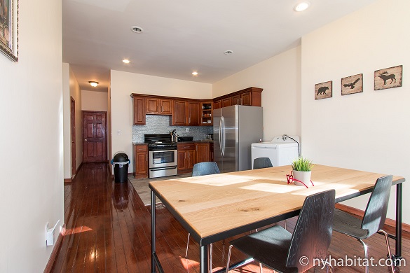 Imagen de la sala de estar del NY-17086 con cocina y mesa de comedor