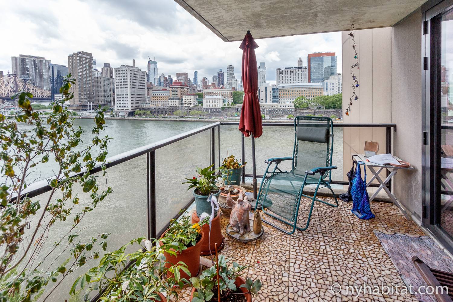 Imagen del balcón de NY-14708 con vistas al East River.