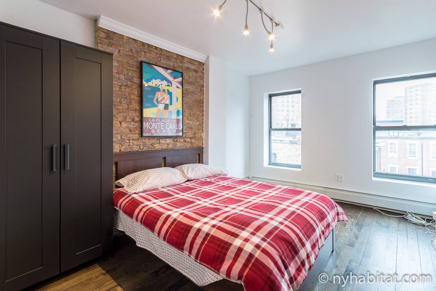 Imagen de un dormitorio en NY-14939 con cama de matrimonio y armario.