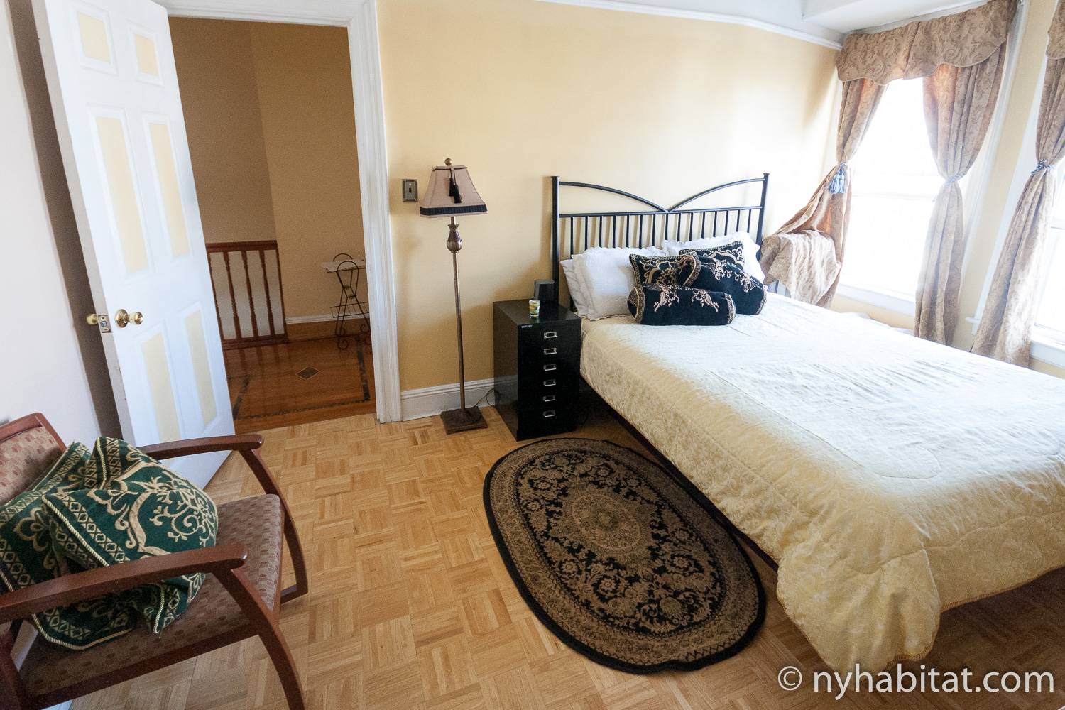 Imagen de un dormitorio en NY-16268 con cama individual y una silla.