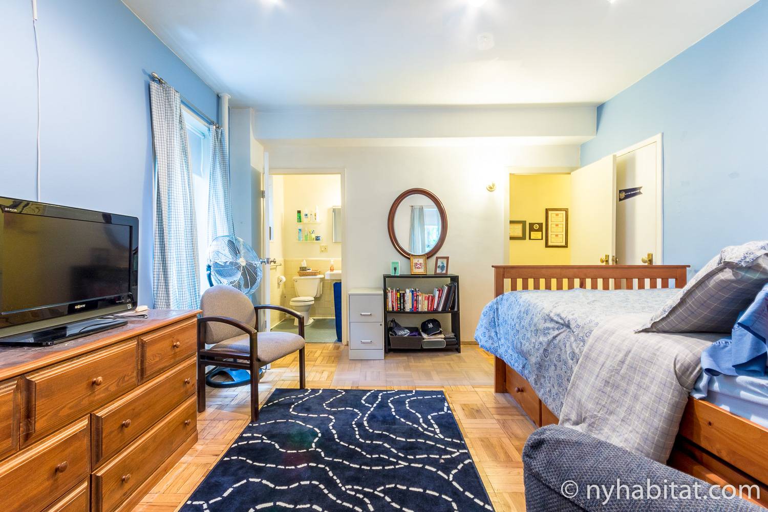 Imagen de un dormitorio en NY-17206 con cama de matrimonio, cómoda, estantería y baño privado.