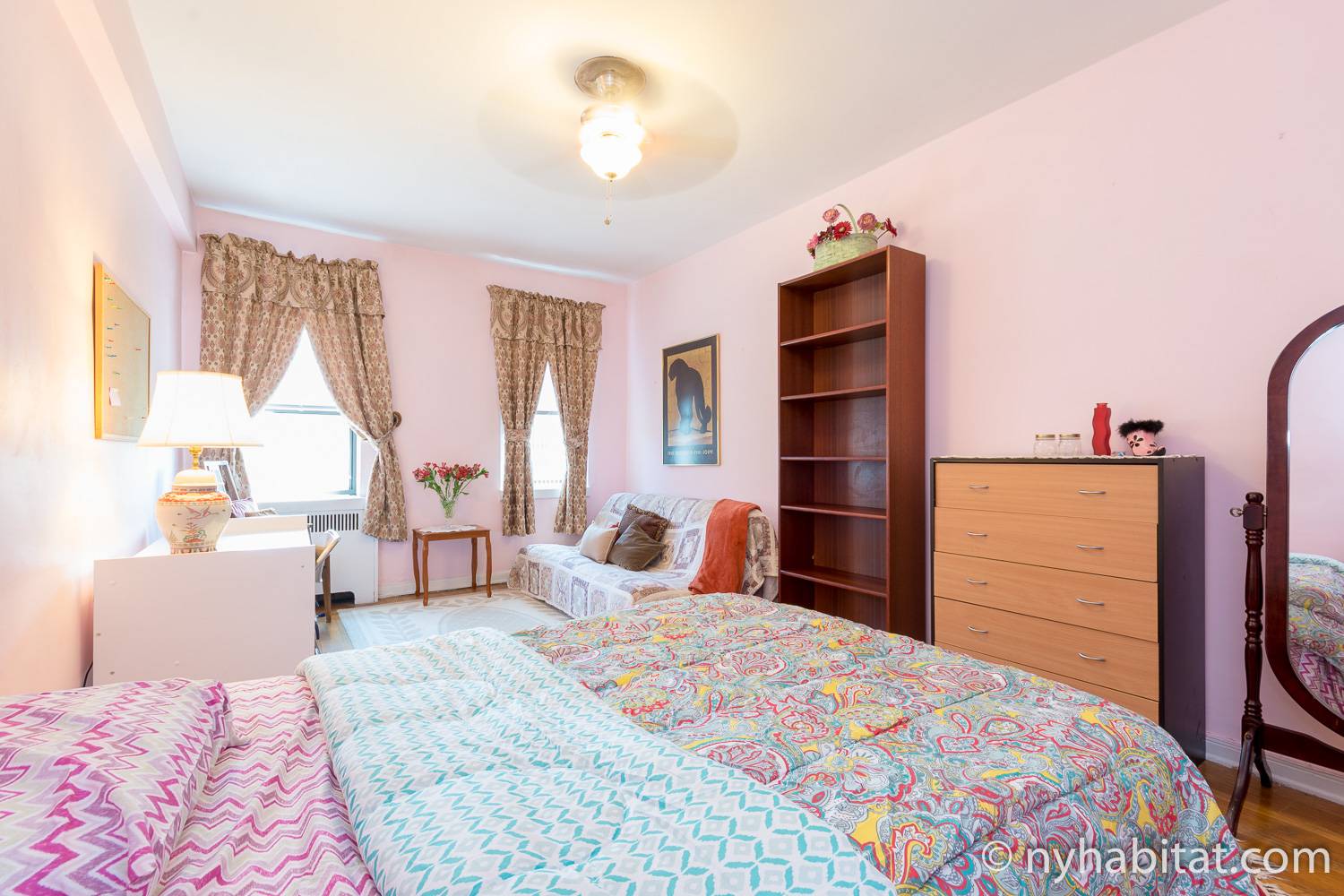 Imagen de un dormitorio de NY-6328 con cama de matrimonio, cómoda y sofá.
