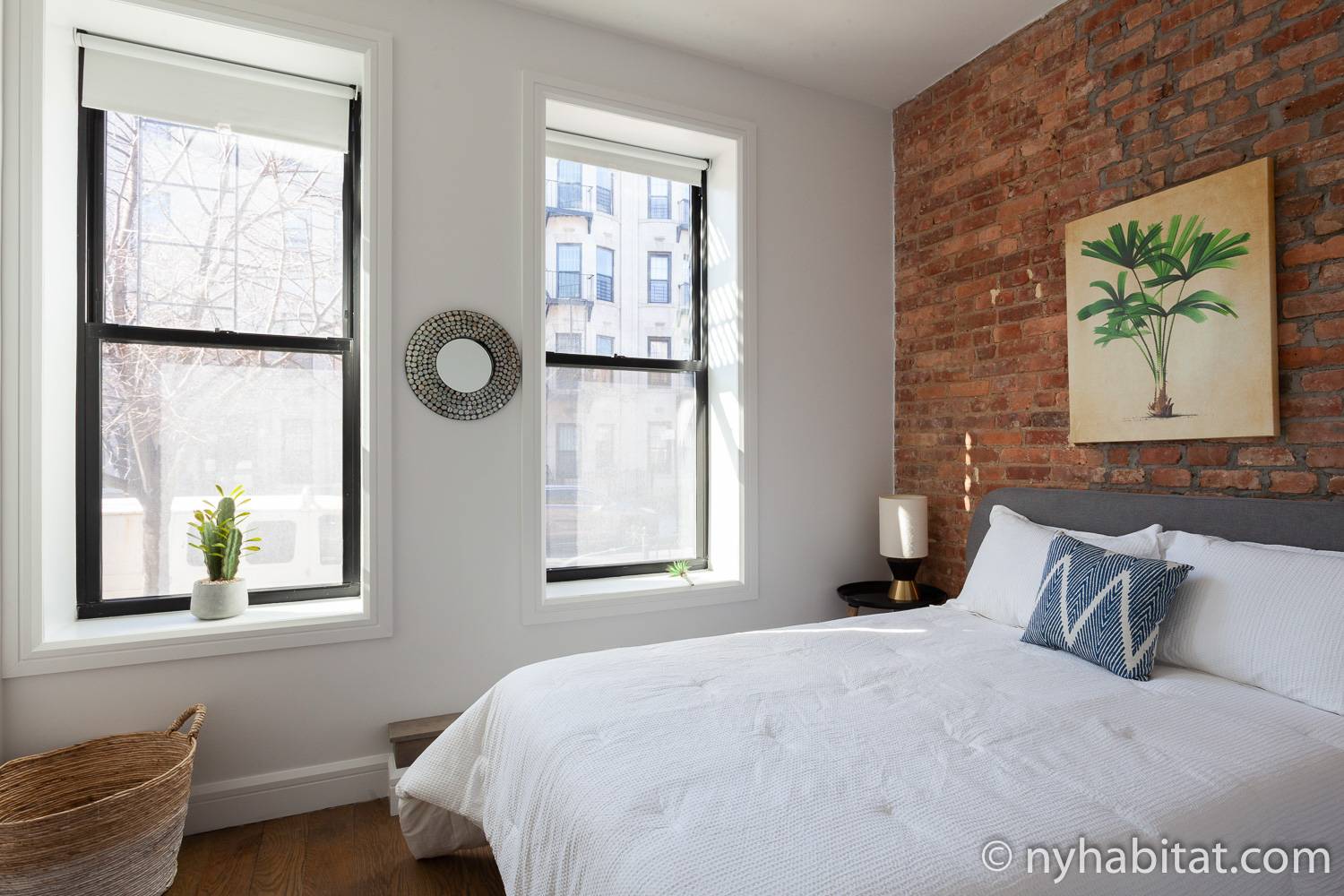 Imagen de un dormitorio NY-17871 con cama de matrimonio y un cuadro.
