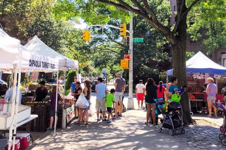 El mercadillo ecológico de Jackson Heights en Queens se llena de familias haciendo la compra los domingos. [Crédito de la foto: @Jacksonheightsny / instagram]