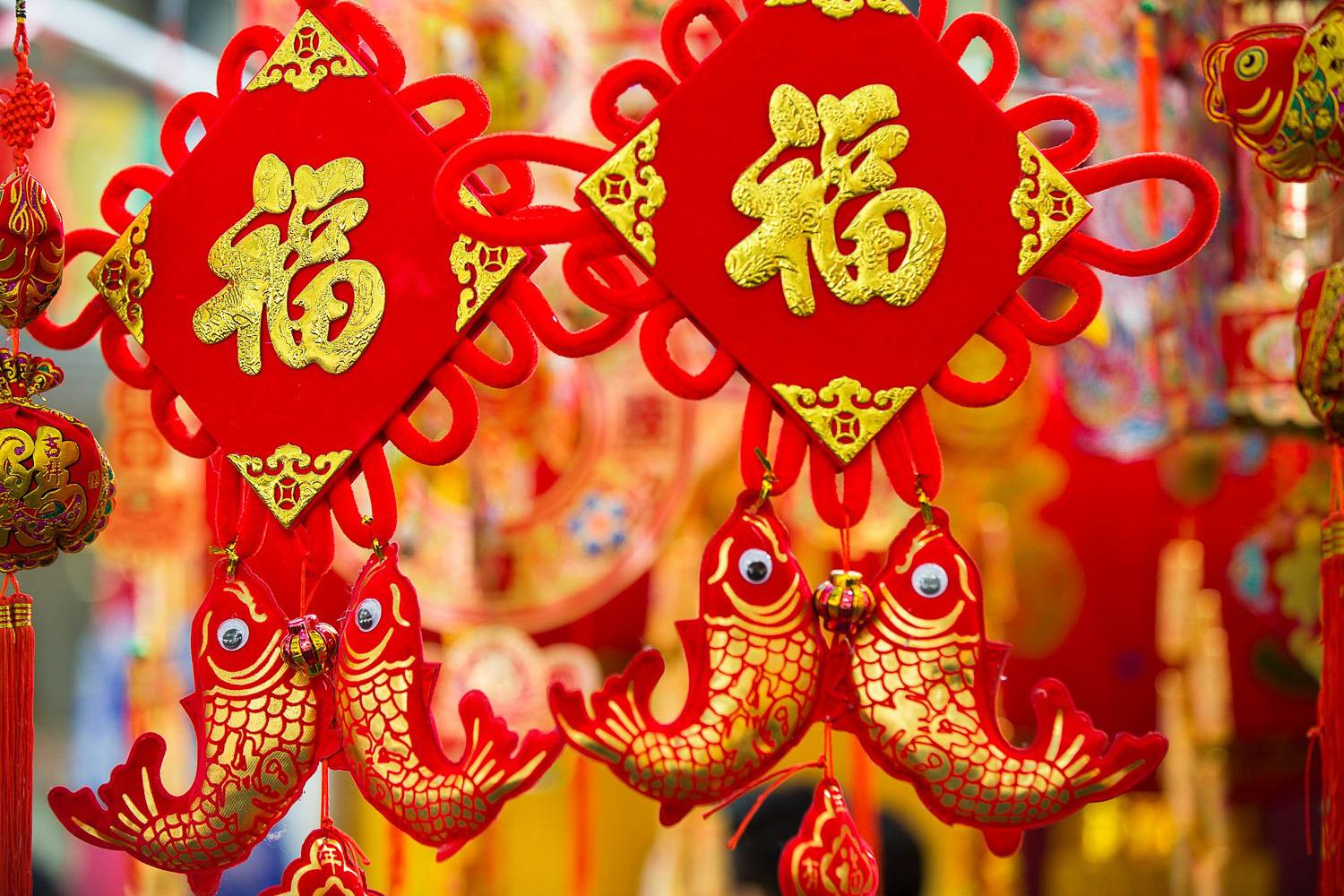Imagen de decoración china colgante en rojo y dorado y con un pez