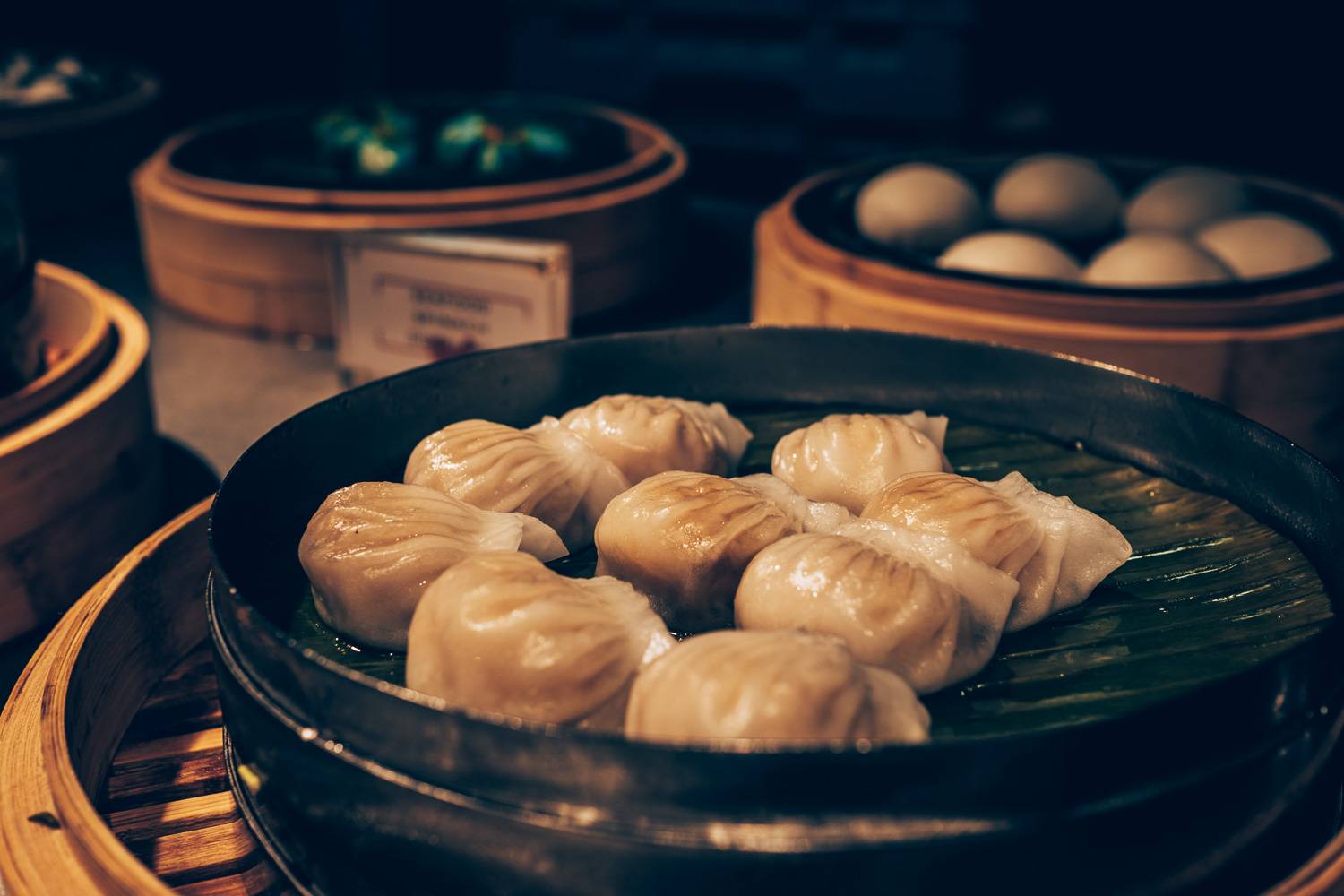Imagen de empanadillas y dim sum chino en cestas de vapor